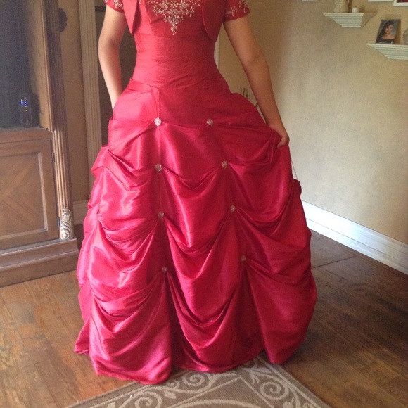 Dresses & Skirts - Prom/Qinceñera / Red beautiful dress with pockets